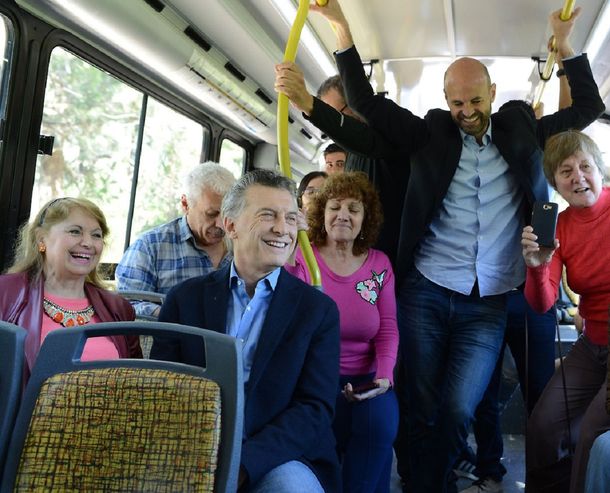 Mauricio Macri y Guillermo Dietrich en colectivo