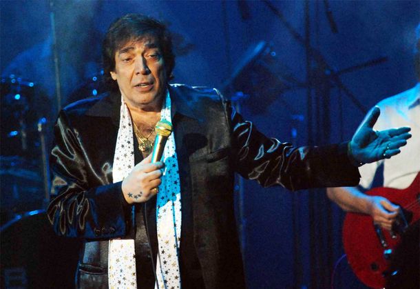 Tras la traqueotomía, Cacho Castaña continúa en estado crítico