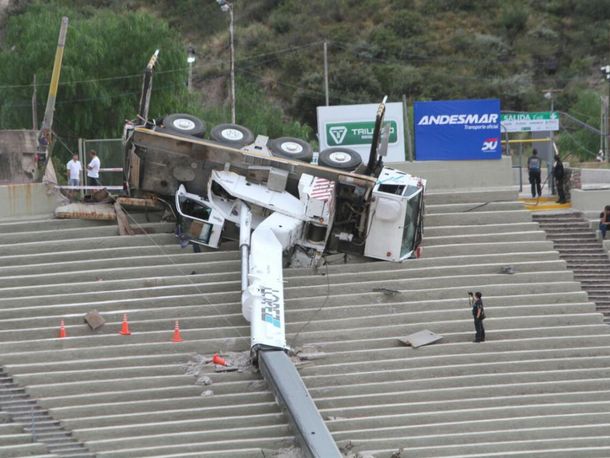 Una grúa quedó atravesada en las gradas del anfiteatro