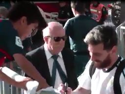 Un niño sanjuanino fue el afortunado que se llevó la firma de Messi Un niño sanjuanino fue el afortunado que se llevó la firma de Messi