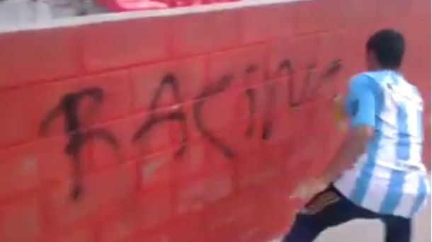 Hinchas de Racing pintaron la cancha de Independiente