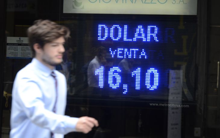El Banco Central vendió 500 millones de dólares pero igual el dólar superó los $16