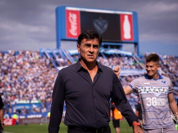 Qué dijo Gustavo Quinteros sobre la situación de Ricardo Centurión en Vélez