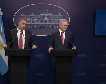 Adorni cruzó a un periodista para evadir su pregunta: No es una charla de café