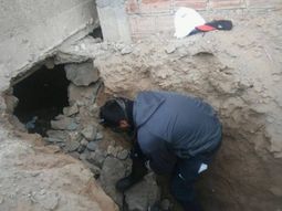 rescataron a una beba recien nacida tirada en una cloaca rescataron a una beba recien nacida tirada en una cloaca