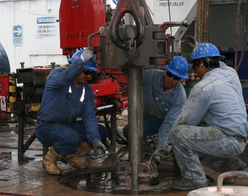 El precio del petróleo cerró a su nuevo mínimo desde el año 2003