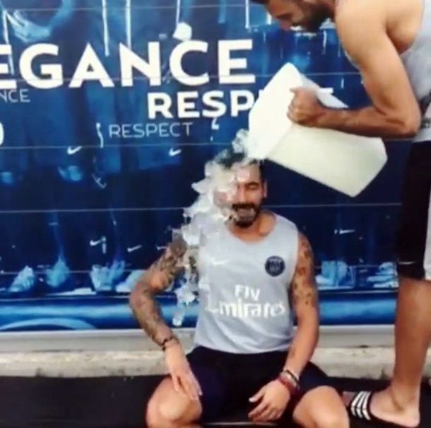 Lavezzi aceptó el desafío de Messi y se tiró el balde de agua helada: ¿ahora a quién le toca?