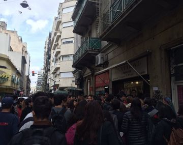 Locura por los libros: largas filas por librería que vende tres ejemplares a $10