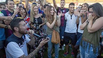 festejo el ascenso de su equipo proponiendole casamiento a su novia festejo el ascenso de su equipo proponiendole casamiento a su novia