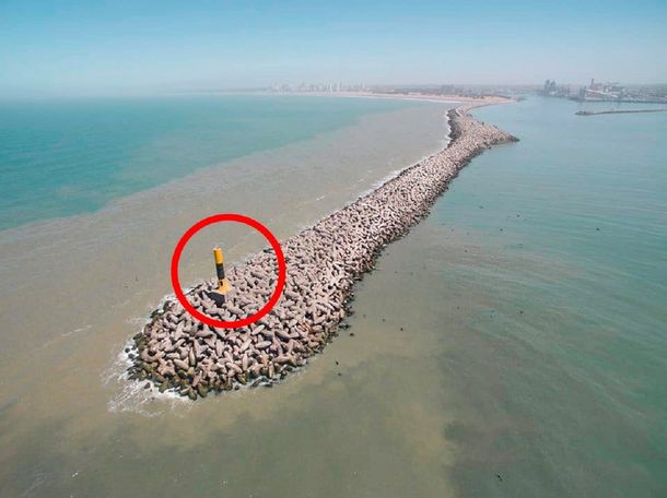 Allí estaba el faro derribado por el viento