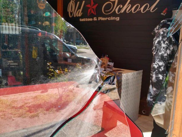 Neuquén: rompieron una vidriera, se cortaron y terminaron en el hospital