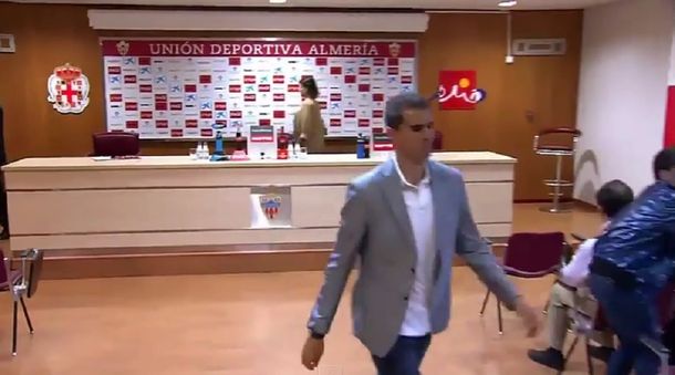 Escándalo en España por un DT que abandonó una conferencia de prensa