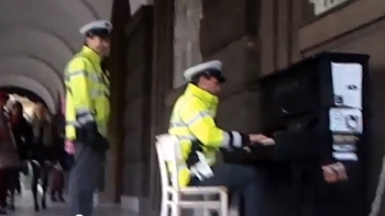 un policia que toca el piano en praga es furor en internet un policia que toca el piano en praga es furor en internet