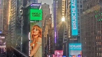 la emocion de angela torres al encontrarse en una gigantografia del times square de nueva york la emocion de angela torres al encontrarse en una gigantografia del times square de nueva york