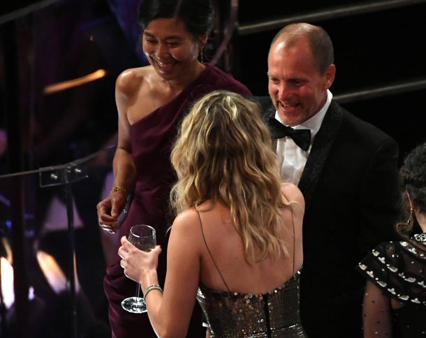 Las fotos virales de los Oscar: Jennifer Lawrence con la copa de vino pisando las butacas del Dolby Theatre