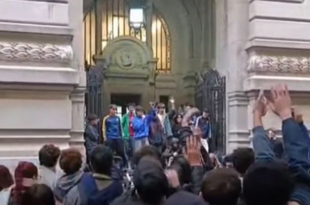 Estudiantes decidieron tomar el Nacional de Buenos Aires y el Pellegrini por el financiamiento universitario
