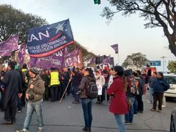 Caos frente a Aeroparque por un piquete de empleados de LAN