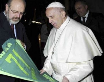 El Papa recibió la camiseta de Chapecoense