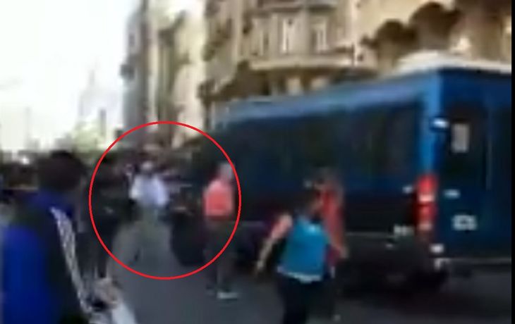 Tremendo: una camioneta de la Policía atropelló a un jubilado en plena protesta