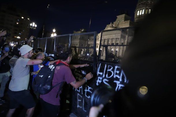Incidentes en el Congreso: un grupo que no participó de la marcha intentó derribar las vallas