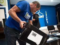 El PIT-CNT decidió que entregará las firmas para promover el plebiscito contra la reforma de la seguridad social el próximo 27 de abril. El PIT-CNT decidió que entregará las firmas para promover el plebiscito contra la reforma de la seguridad social el próximo 27 de abril.