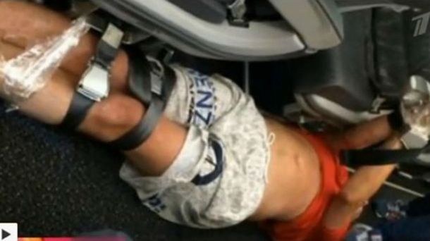 Subió borracho a un avión, molestó a los pasajeros y lo ataron