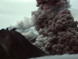 Evacuan a 19.000 personas por un volcán en erupción