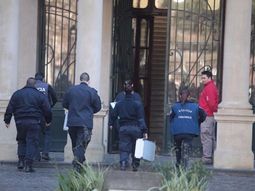 Policía Científica ingresa a peritar el Colegio Nacional de La Plata