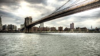 un argentino fue detenido por escalar el puente de brooklyn un argentino fue detenido por escalar el puente de brooklyn