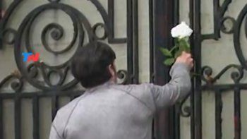 Una flor en la puerta de la casa de Indio Solari Una flor en la puerta de la casa de Indio Solari