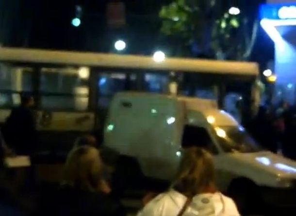 Choque entre dos colectivos y una camioneta en Patricios