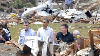 obama visito la zona devastada por el tornado en oklahoma obama visito la zona devastada por el tornado en oklahoma