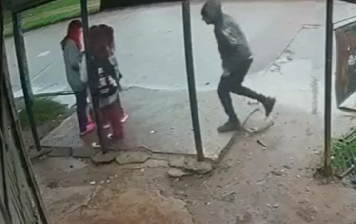 Un motochorro golpeó brutalmente a tres nenas para robarles sus mochilas