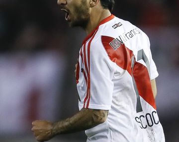 De villano a héroe: ahora los hinchas de River se rinden a los pies de Scocco