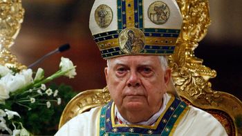 el cruce del papa con cardenal que encubrio a curas pederastas el cruce del papa con cardenal que encubrio a curas pederastas