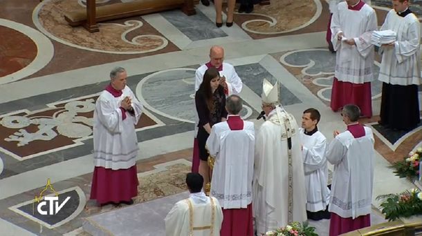 El Papa bautizó a 12 fieles durante la Vigilia de Pascua en el Vaticano