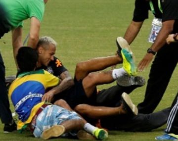 Invasión en plena práctica: hinchas entraron a saludar a Neymar y casi lo lesionan