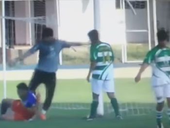Escalofriante: un arquero perdió el control y le pateó la cabeza a su rival