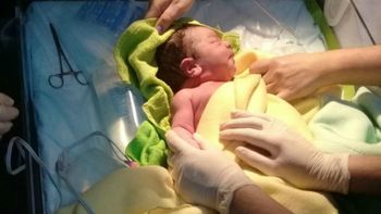 El bebé que fue abandonado se recupera en un hospital