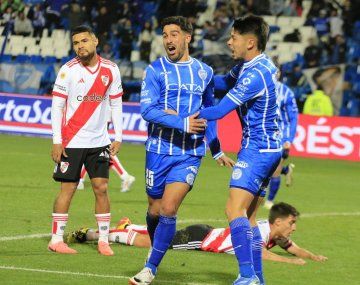 Godoy Cruz se lo dio vuelta a River en una ráfaga y le ganó 2-1 en Mendoza