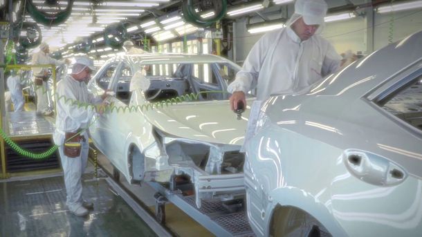 Autos en proceso de pintado