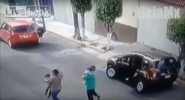 VIDEO: Le robaron la camioneta, pero logró rescatar a los hijos