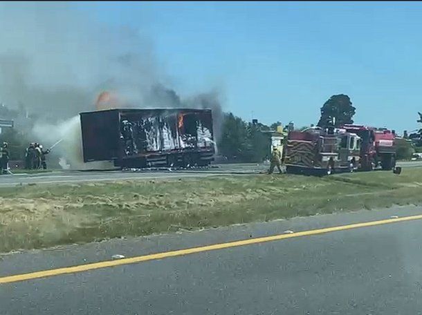 Colapso en la Ruta 2 camino a Mar del Plata: se prendió fuego un camión