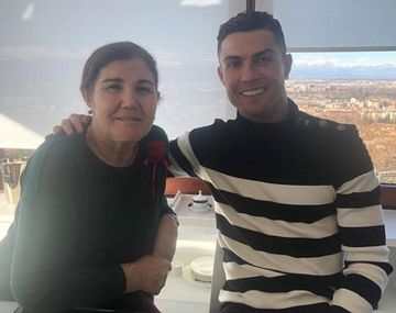 La mujer, orgullosa de su hijo