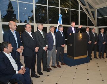 Macri les pide a empresarios meter muchos goles para que haya más trabajo