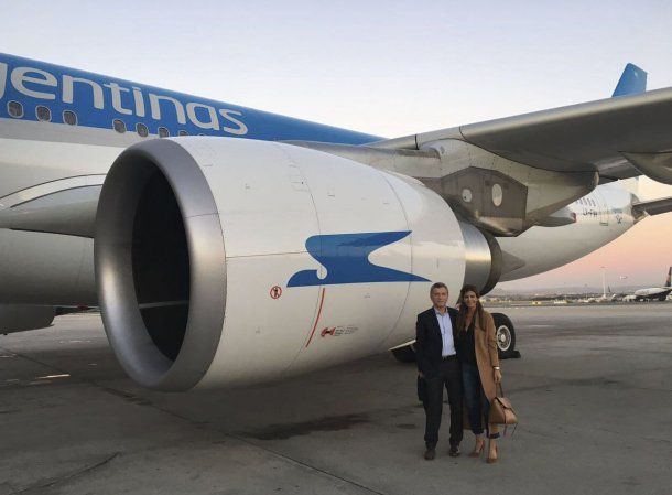 Mauricio Macri con Juliana Awada junto a la turbina de uno de los aviones de Aerolíneas Argentinas