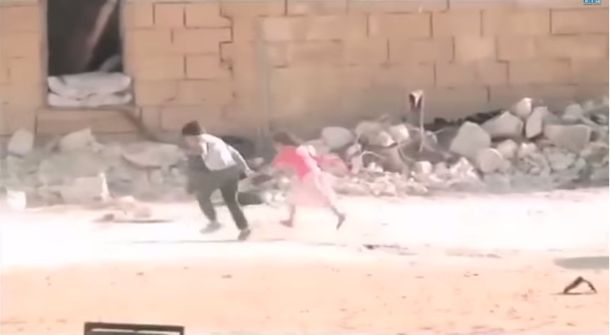 Pequeño héroe: fingió estar muerto para poder rescatar a su amiga