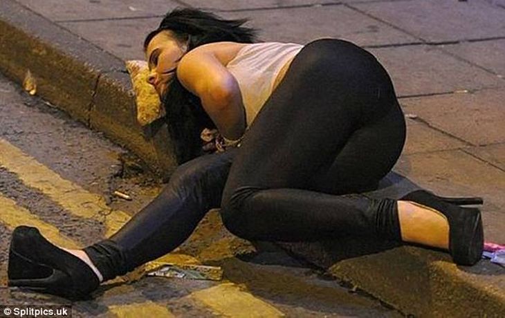 La galería que muestra a los que se quedan dormidos tras una noche de borrachera