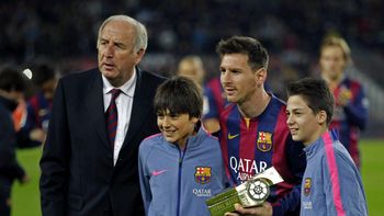 antes de su nuevo gol, messi recibio una plaqueta por ser el maximo goleador antes de su nuevo gol, messi recibio una plaqueta por ser el maximo goleador