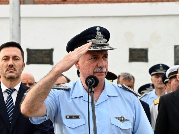 El Gobierno echó al jefe de la Fuerza Aérea por uso indebido de aviones y presunto acoso